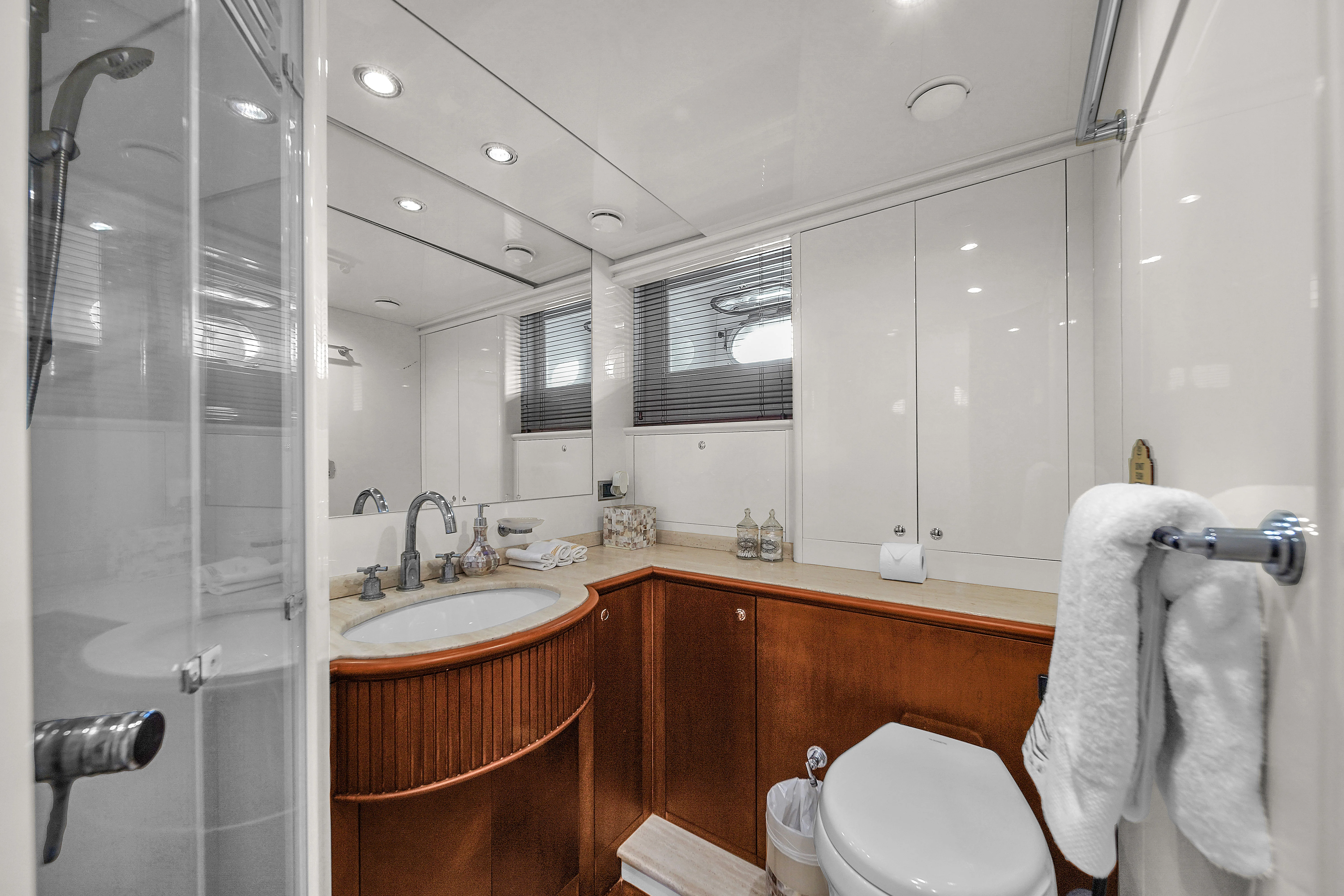 105ft Azimut Daniela dining details